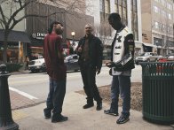 mężczyźni rozmawiający na ulicy